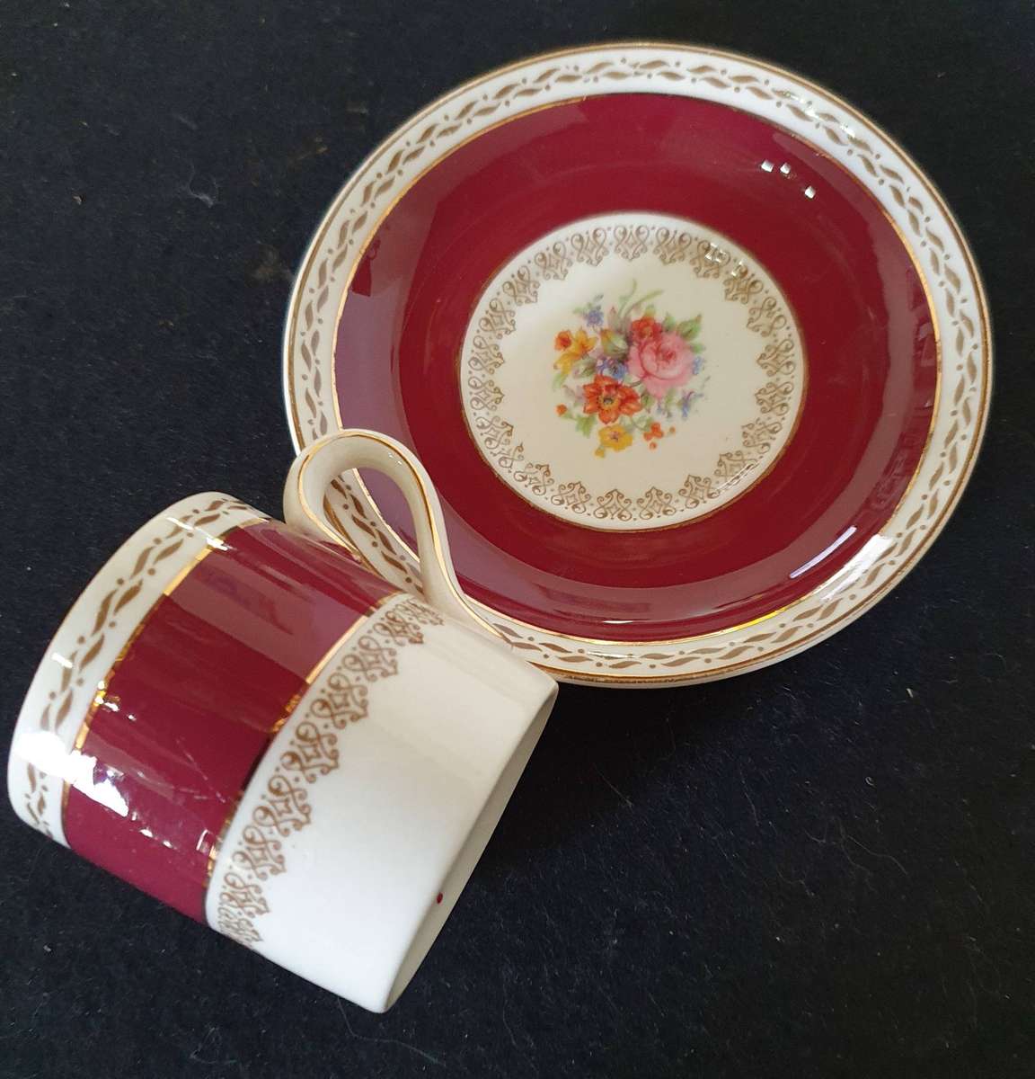 VINTAGE 102 PIECE CROWN DUCAL CHINA BURGUNDY FLORAL CENTER GOLD TRIM DINING SET.