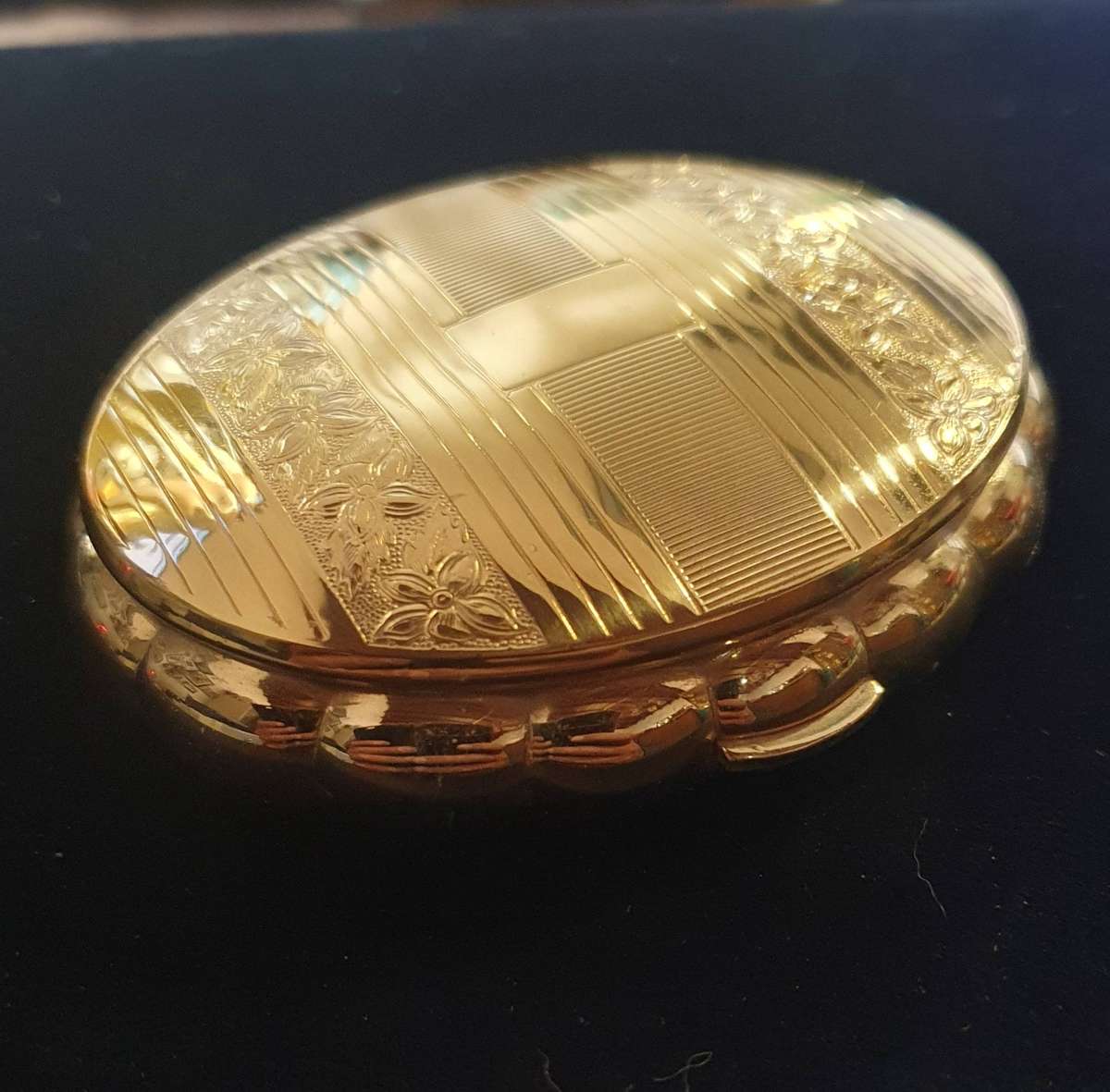 1950s VINTAGE KIGU. GOLD PLATED POWDER COMPACT.