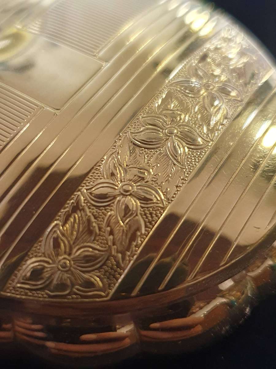 1950s VINTAGE KIGU. GOLD PLATED POWDER COMPACT.