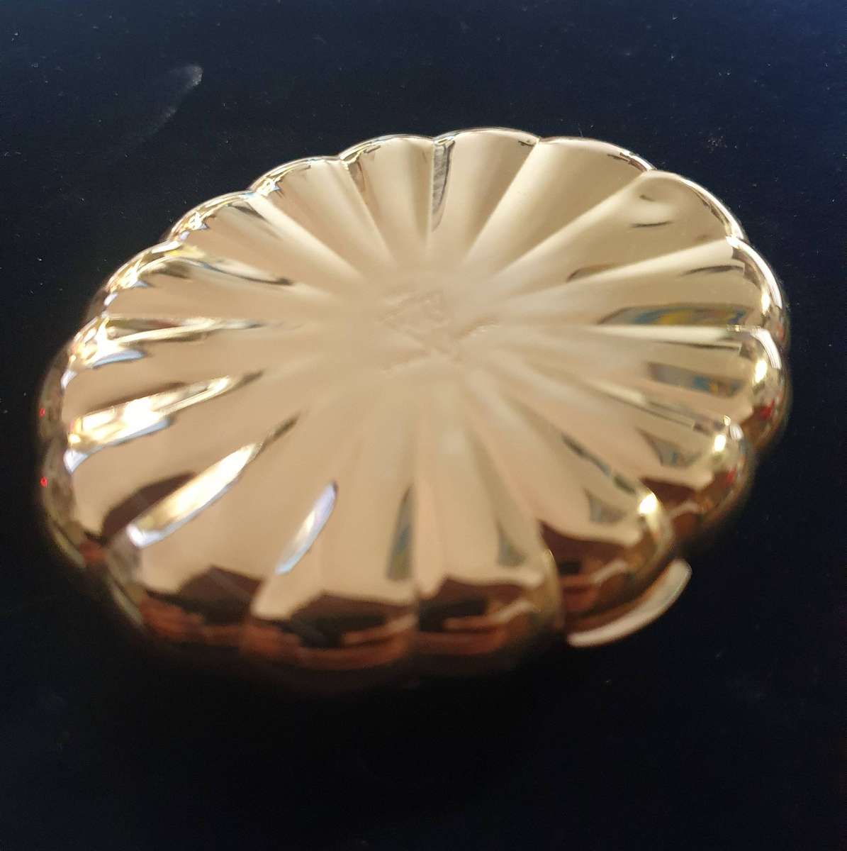 1950s VINTAGE KIGU. GOLD PLATED POWDER COMPACT.