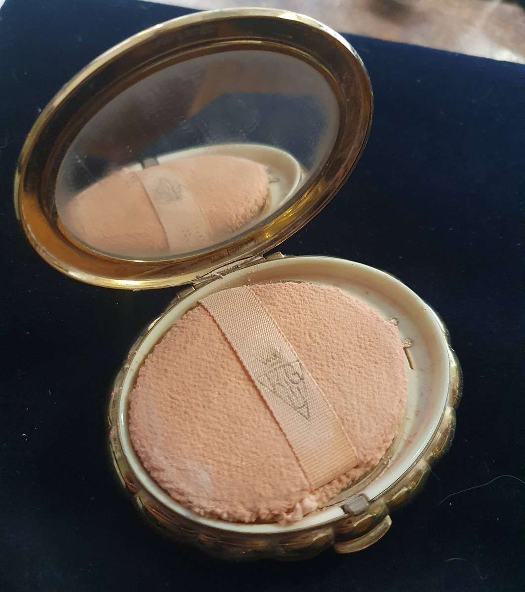 1950s VINTAGE KIGU. GOLD PLATED POWDER COMPACT.