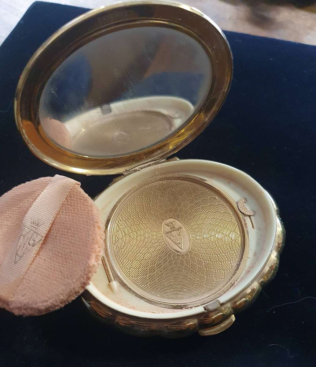 1950s VINTAGE KIGU. GOLD PLATED POWDER COMPACT.