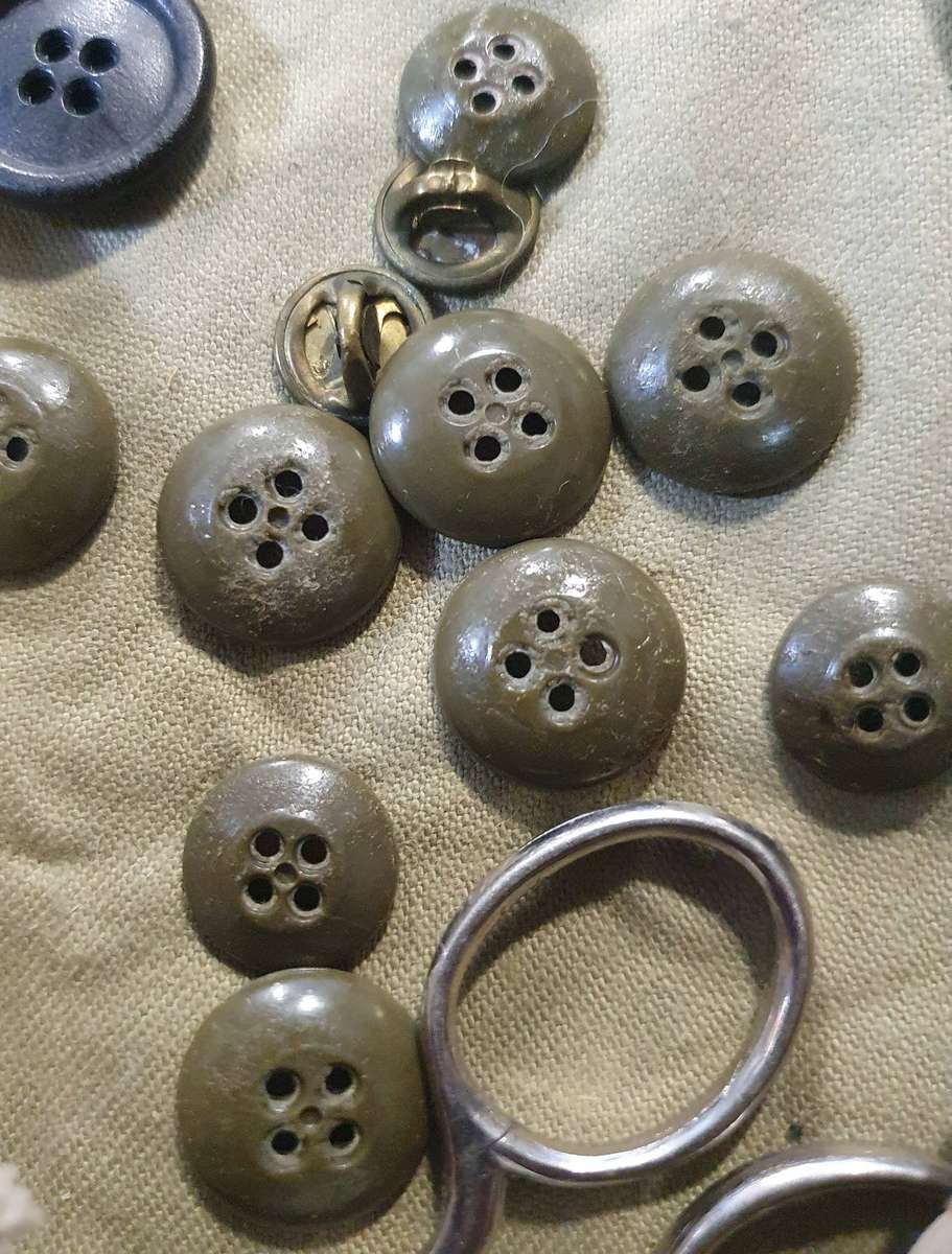 WW 11 SEWING KIT WITH CONTENTS.