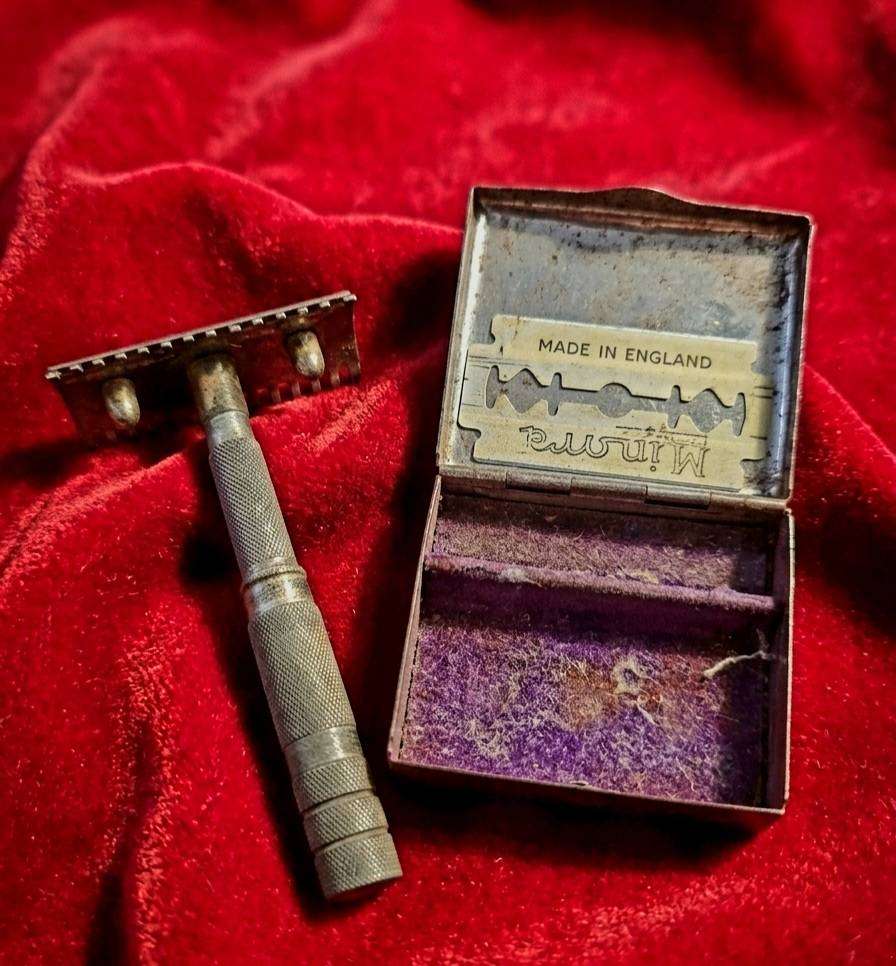 ANTIQUE SAFETY FOLDABLE RAZOR IN METAL CASE. CIRCA 1920s