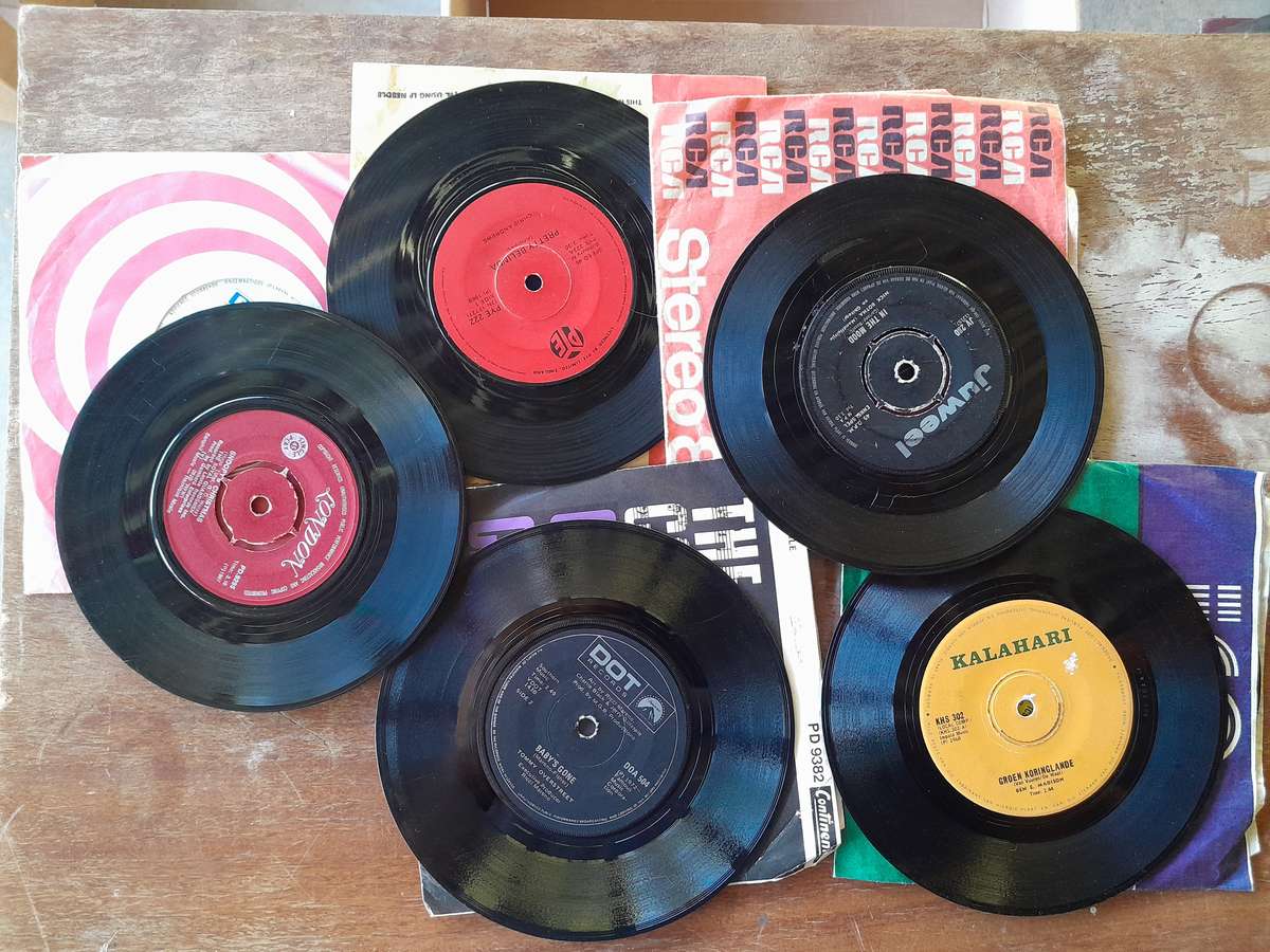 10 x seven single vinyl - See description for artists