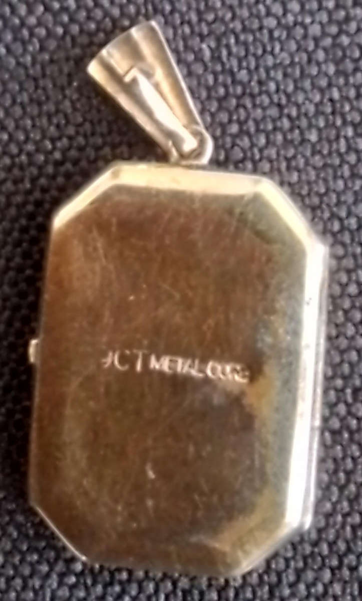 9ct  Metal  Core  Vintage Pendant