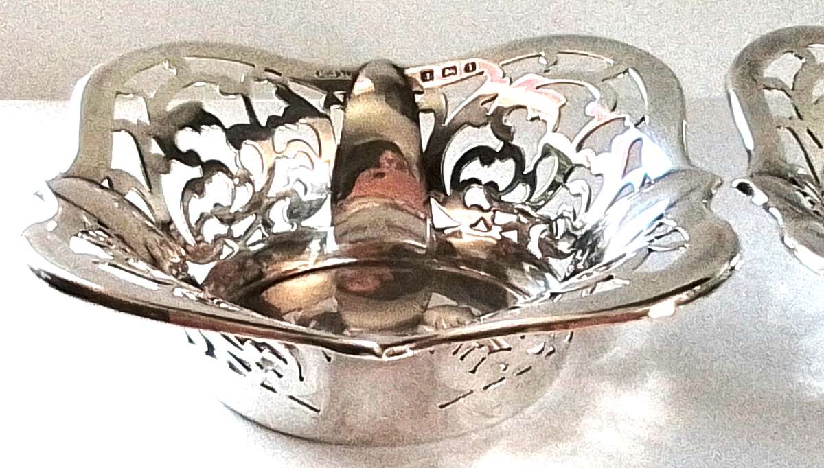 Birmingham  1913  -   Pair  -  Pierced  Bowls
