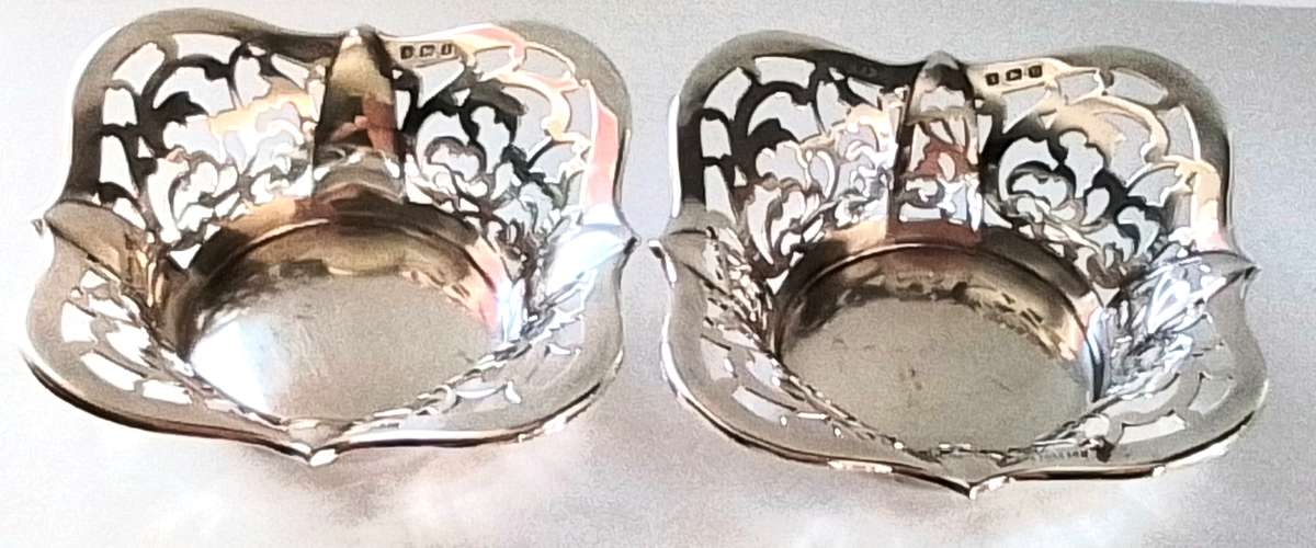 Birmingham  1913  -   Pair  -  Pierced  Bowls