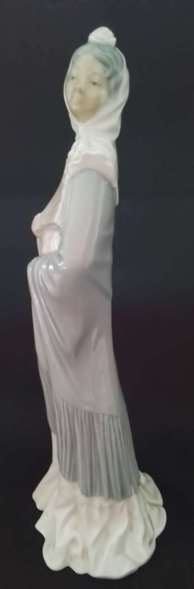 NAO  by  Lladro   -  Lady Figure with  Fan