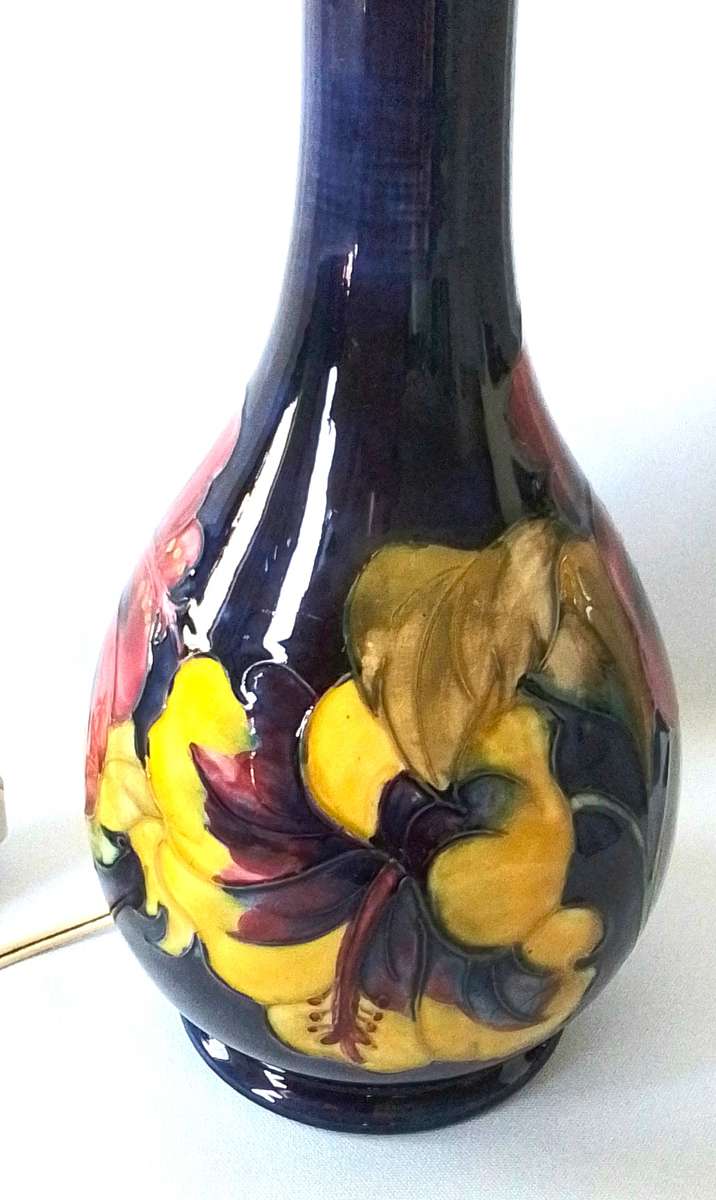 Moorcroft      ``HIBISCUS``    Lamp