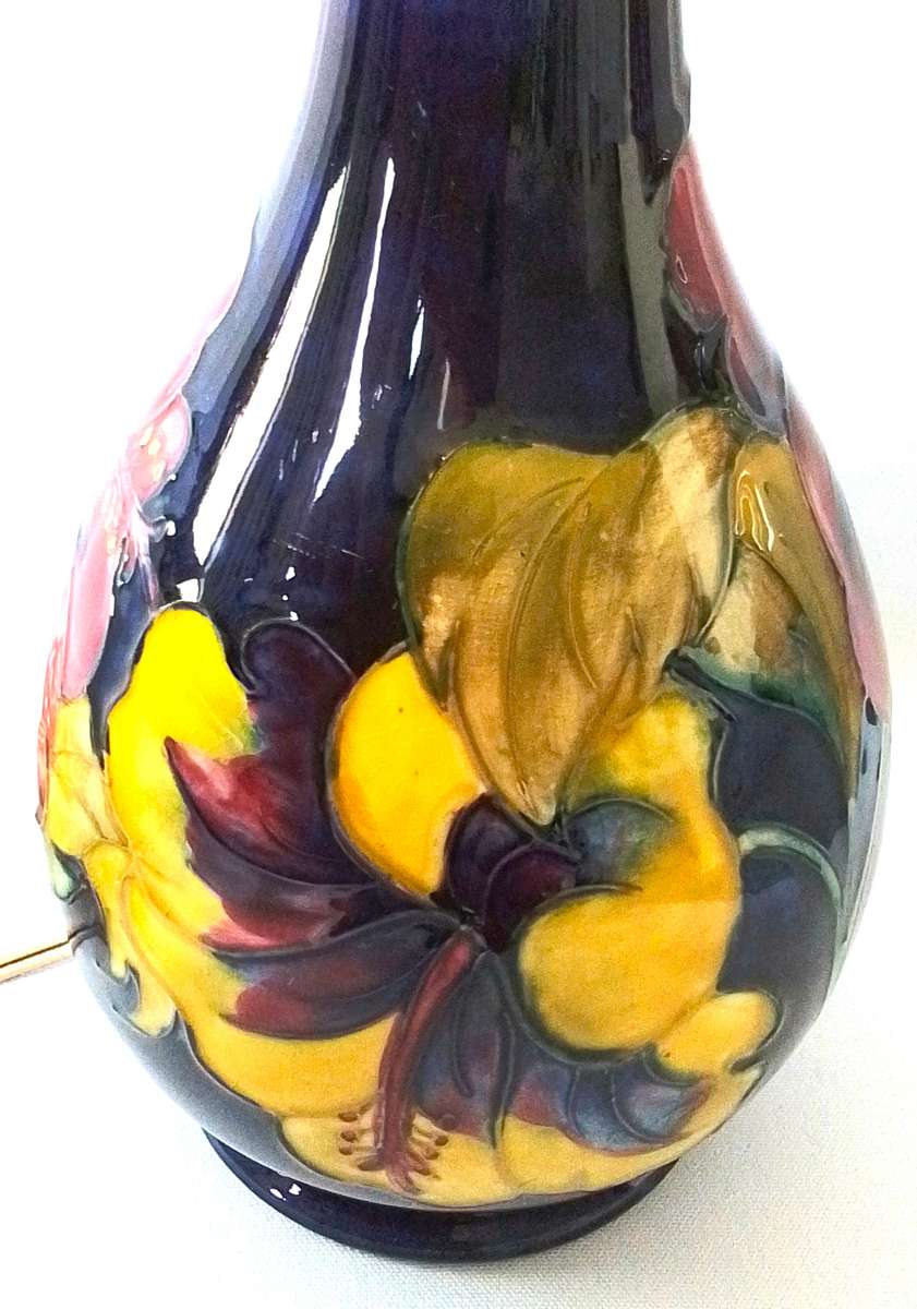 Moorcroft      ``HIBISCUS``    Lamp