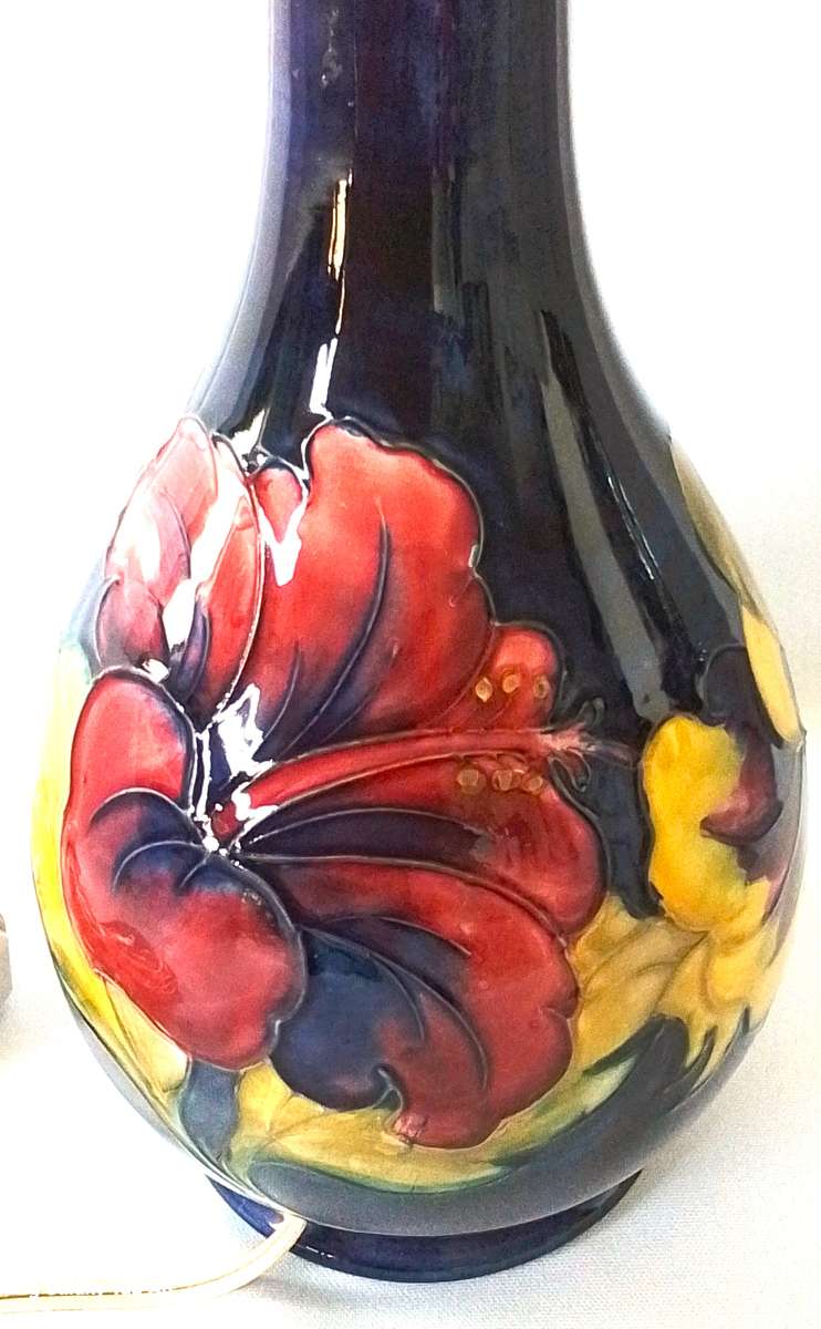 Moorcroft      ``HIBISCUS``    Lamp