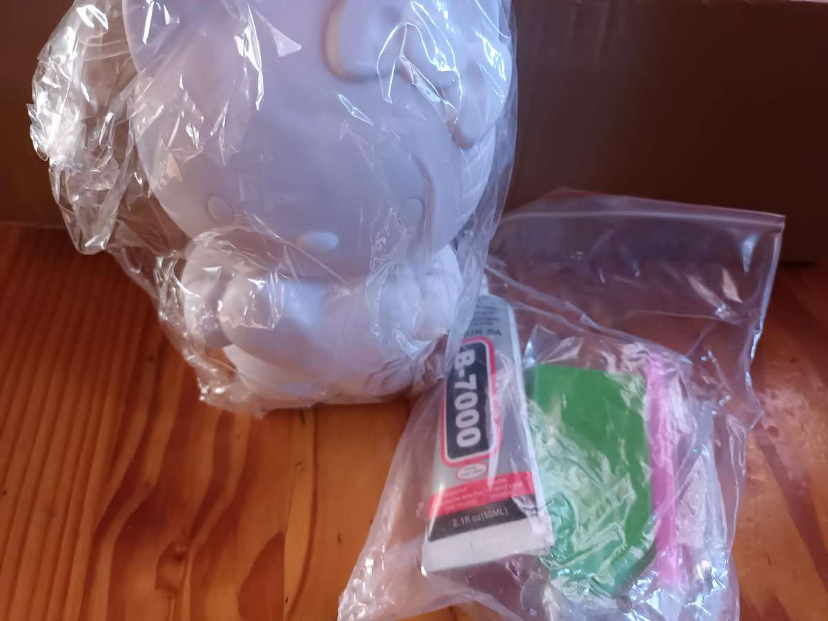 Hello Kitty Diamond Dot Figurine with Assessories