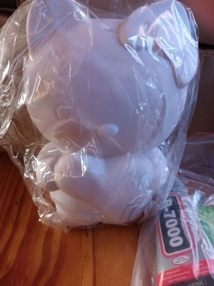 Hello Kitty Diamond Dot Figurine with Assessories