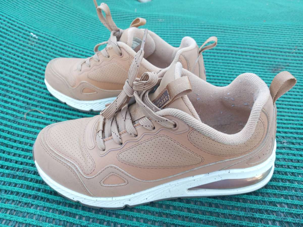 LOVELY PAIR OF LADIES SKECHERS SIZE 5 WORN ONCE
