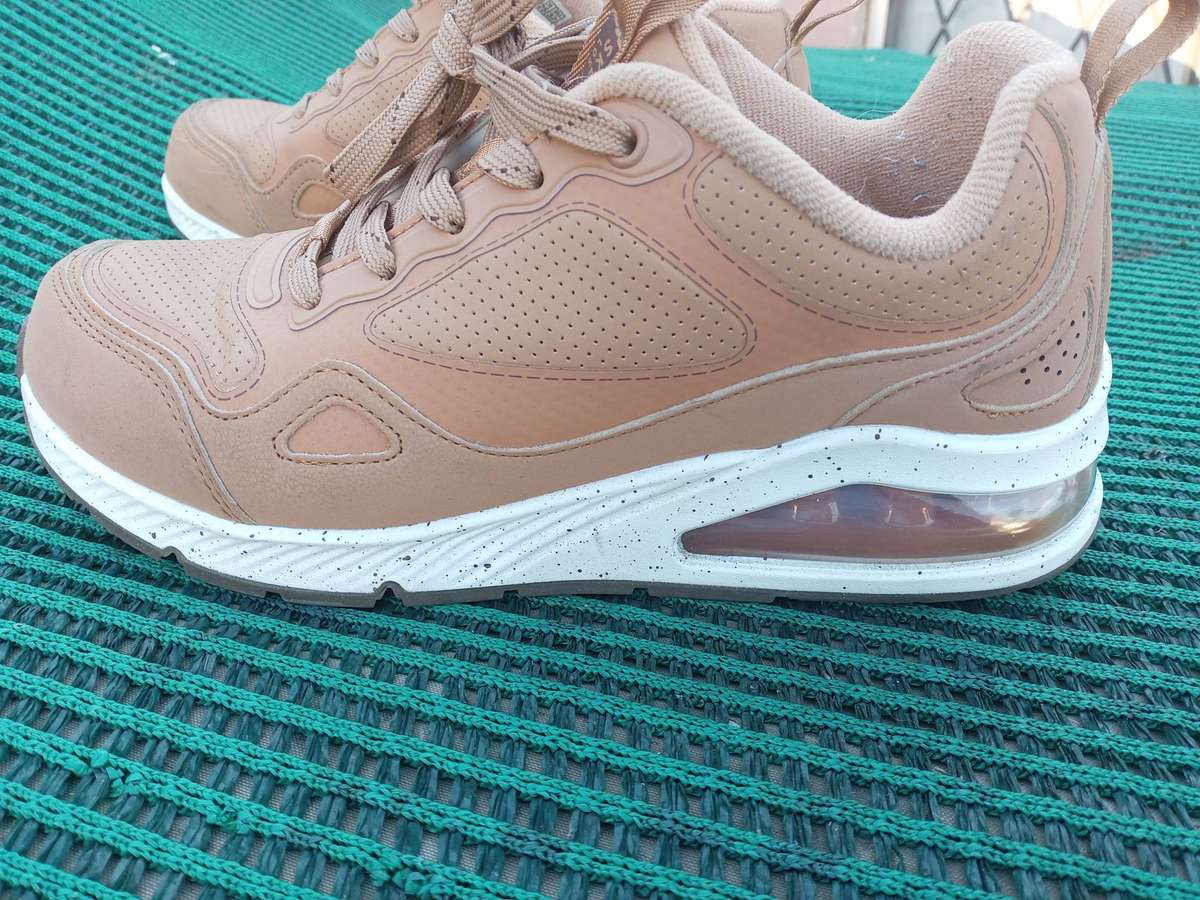 LOVELY PAIR OF LADIES SKECHERS SIZE 5 WORN ONCE