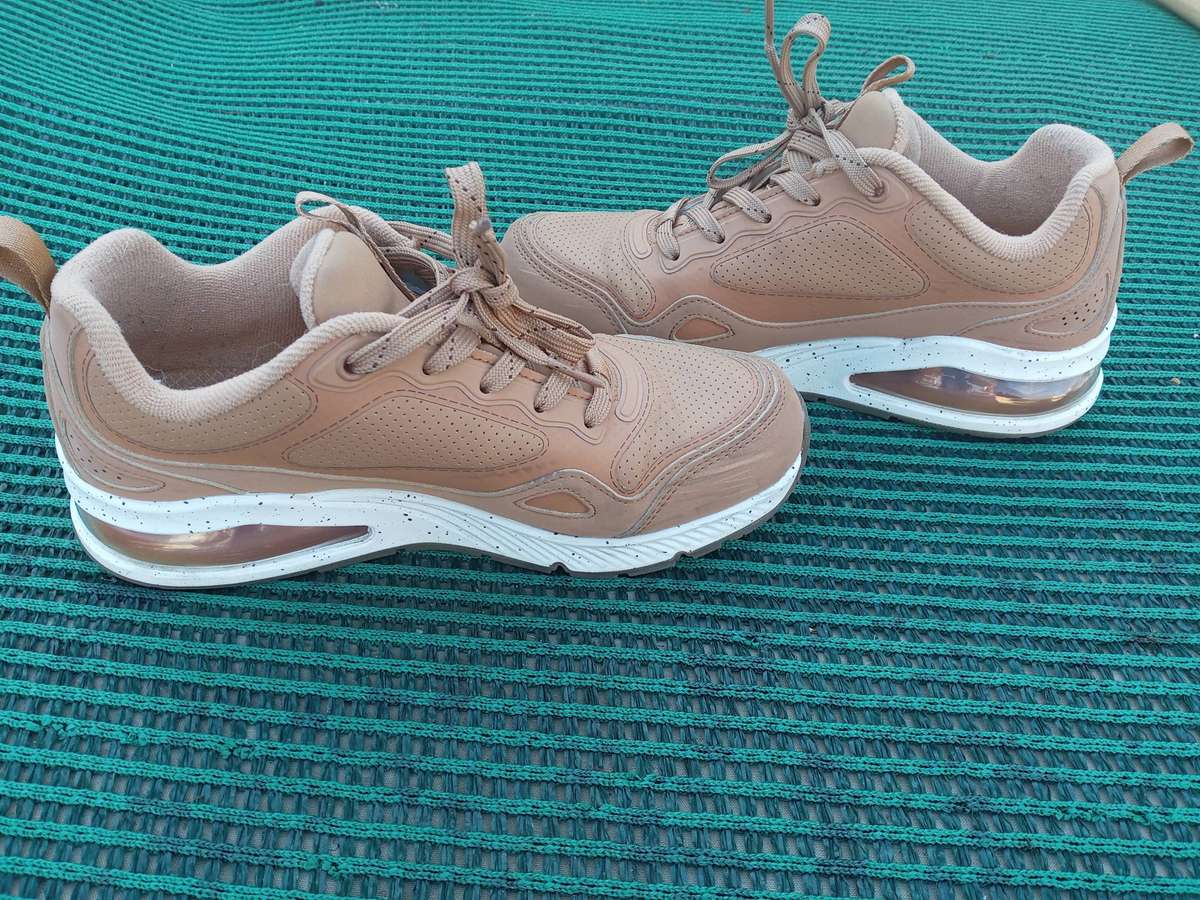 LOVELY PAIR OF LADIES SKECHERS SIZE 5 WORN ONCE