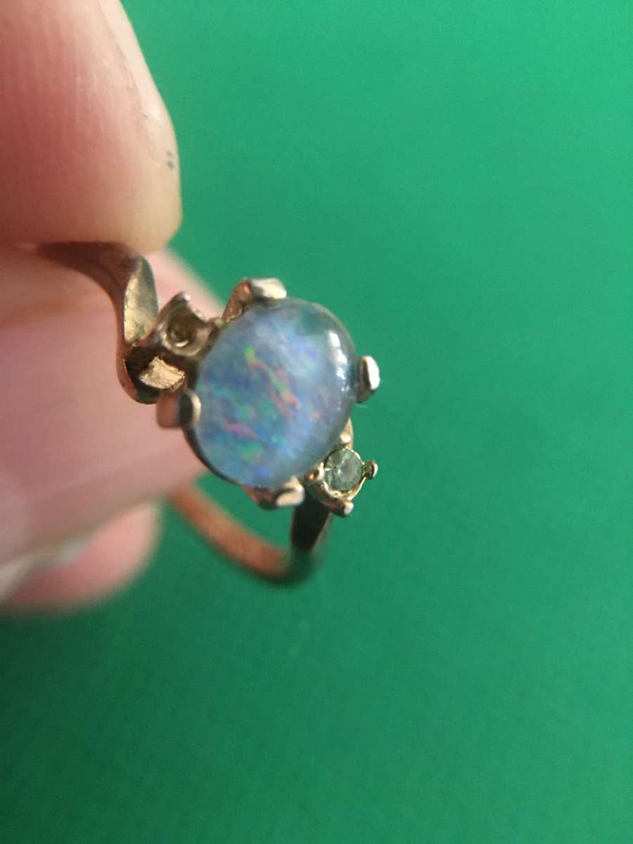 VINTAGE OPAL RING WITH ONE STONE MISSING -  SEE CARETS  ON INSIDE 14 KTS ESPO DIFFICULT TO SEE