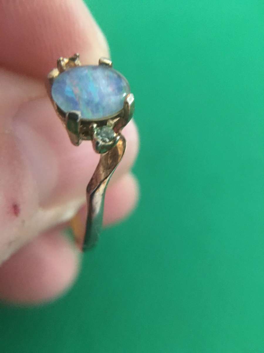 VINTAGE OPAL RING WITH ONE STONE MISSING -  SEE CARETS  ON INSIDE 14 KTS ESPO DIFFICULT TO SEE