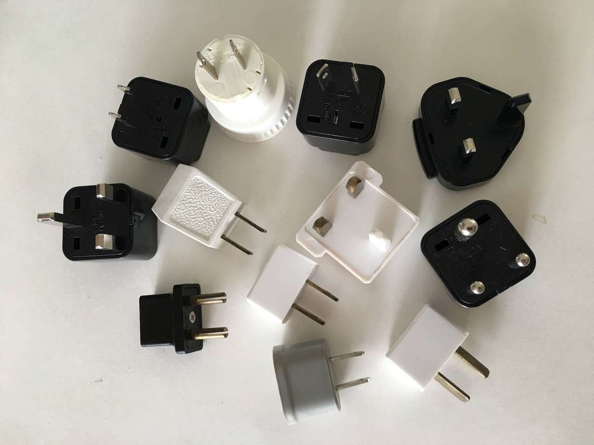 LOT OF  UNIVERSAL ADAPTORS  - LOT OF 12