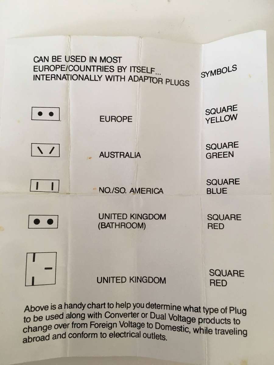 LOT OF  UNIVERSAL ADAPTORS  - LOT OF 12