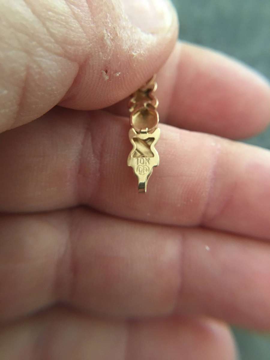 LOVELY HUGS AND KISSES BRACELET 10 CARET GOLD