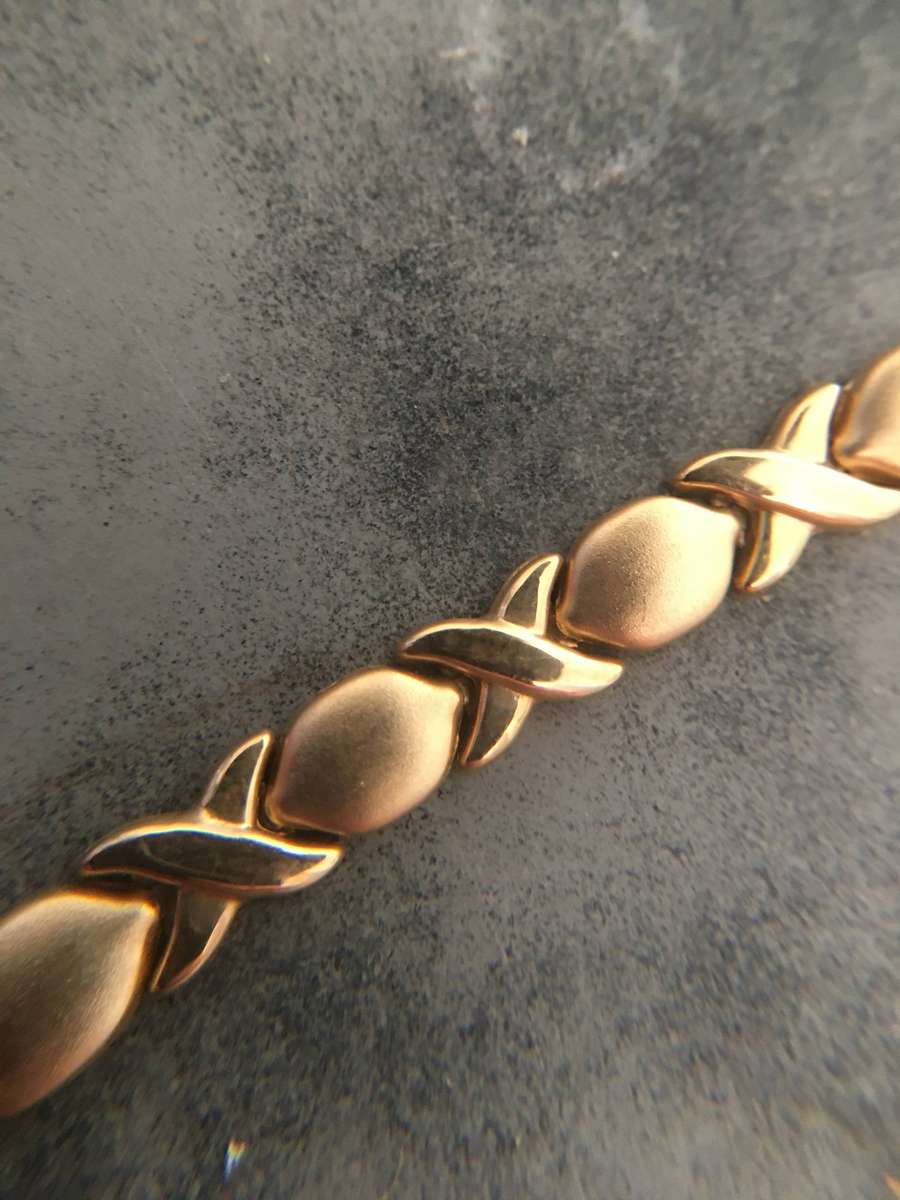 LOVELY HUGS AND KISSES BRACELET 10 CARET GOLD