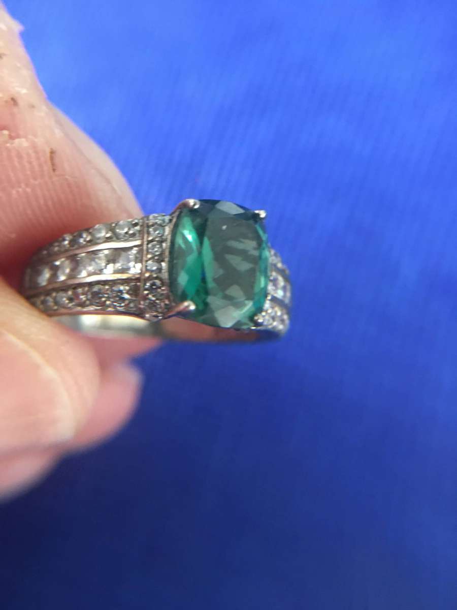 LOVELY AMERICAN SWISS STERLING SILVER EMRALD RING WITH OTHER STONES