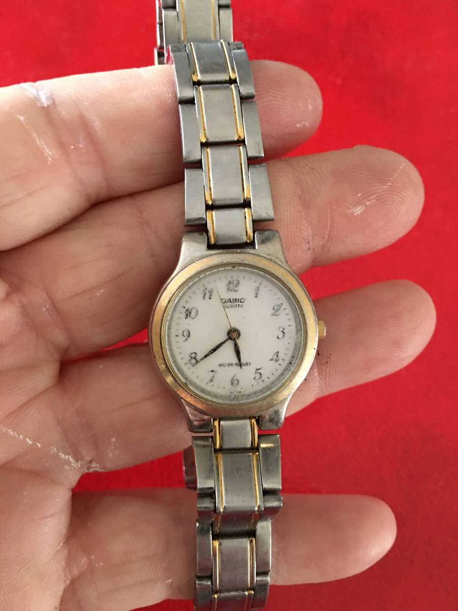 VINTAGE LADIES CASIO QUARTZ WATCH NEVER BEEN TESTED SOLD AS NOT WORKING