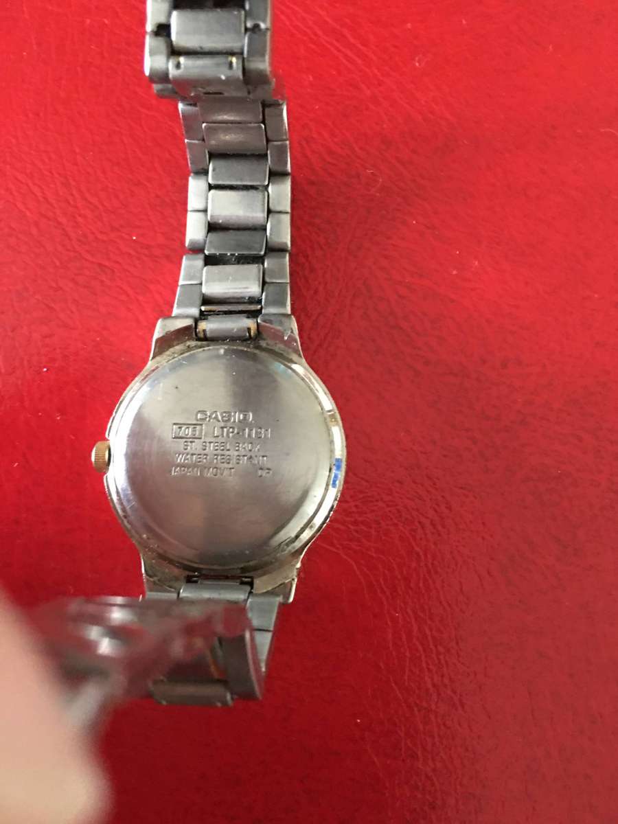 VINTAGE LADIES CASIO QUARTZ WATCH NEVER BEEN TESTED SOLD AS NOT WORKING