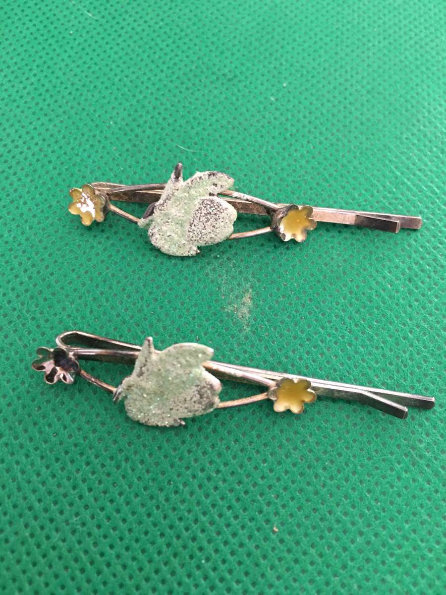 VINTAGE  HAIRCLIPS  YELLOW FLOWER COLOUR MISSING