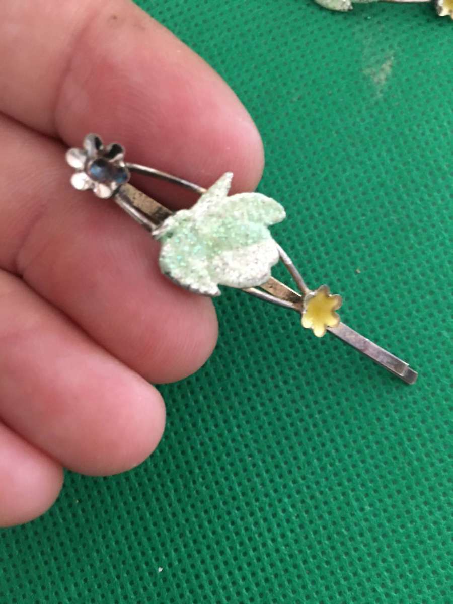 VINTAGE  HAIRCLIPS  YELLOW FLOWER COLOUR MISSING