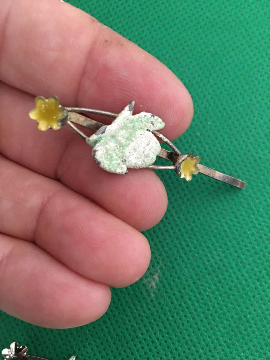 VINTAGE  HAIRCLIPS  YELLOW FLOWER COLOUR MISSING