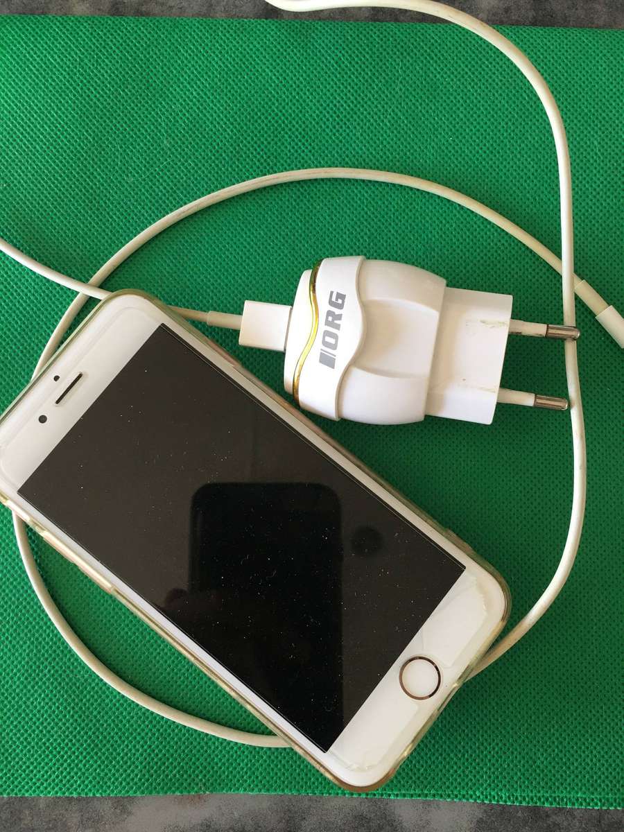 VINTAGE S IPHONE  MODEL A 1688  NOT WORKING WITH CHARGER AND PHONE COVER MAY  NEED BATTERY NOT SURE