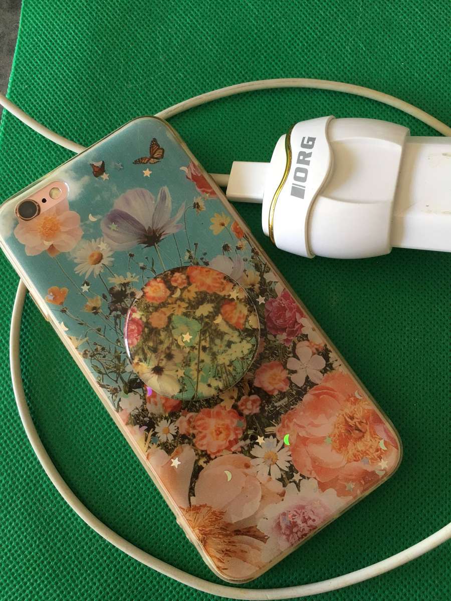 VINTAGE S IPHONE  MODEL A 1688  NOT WORKING WITH CHARGER AND PHONE COVER MAY  NEED BATTERY NOT SURE