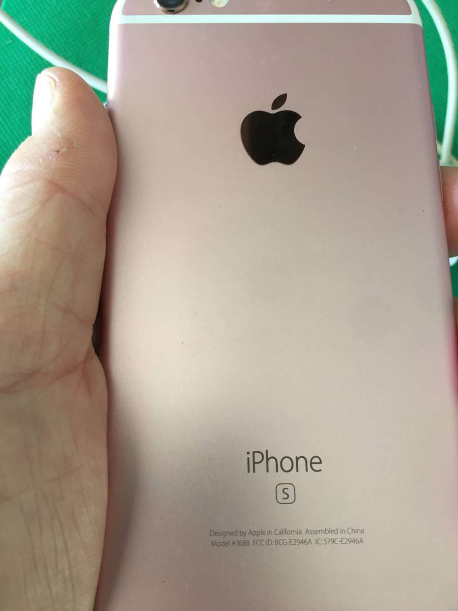 VINTAGE S IPHONE  MODEL A 1688  NOT WORKING WITH CHARGER AND PHONE COVER MAY  NEED BATTERY NOT SURE