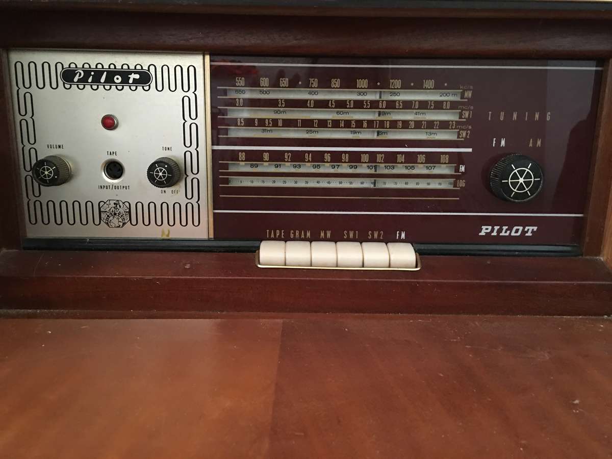 LOVELY VINTAGE PILOT RADIOGRAM / COMBINATION / TURNTABLE SOLD AS IS - ALL INTACT NEVER BEEN TESTED