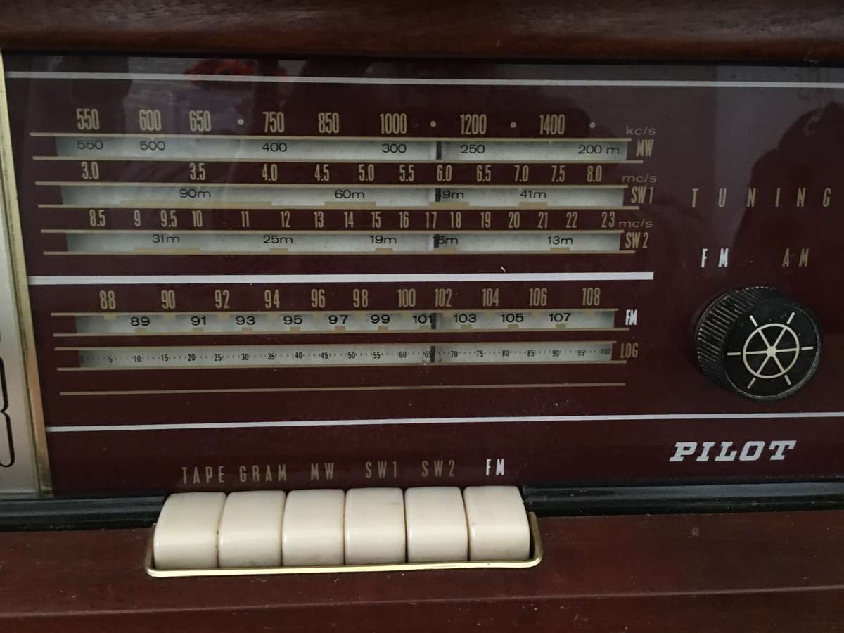 LOVELY VINTAGE PILOT RADIOGRAM / COMBINATION / TURNTABLE SOLD AS IS - ALL INTACT NEVER BEEN TESTED