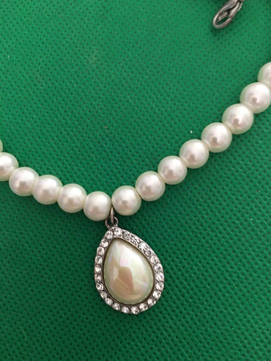 LOVELY PEARL LIKE NECKLACE  WITH PENDANT