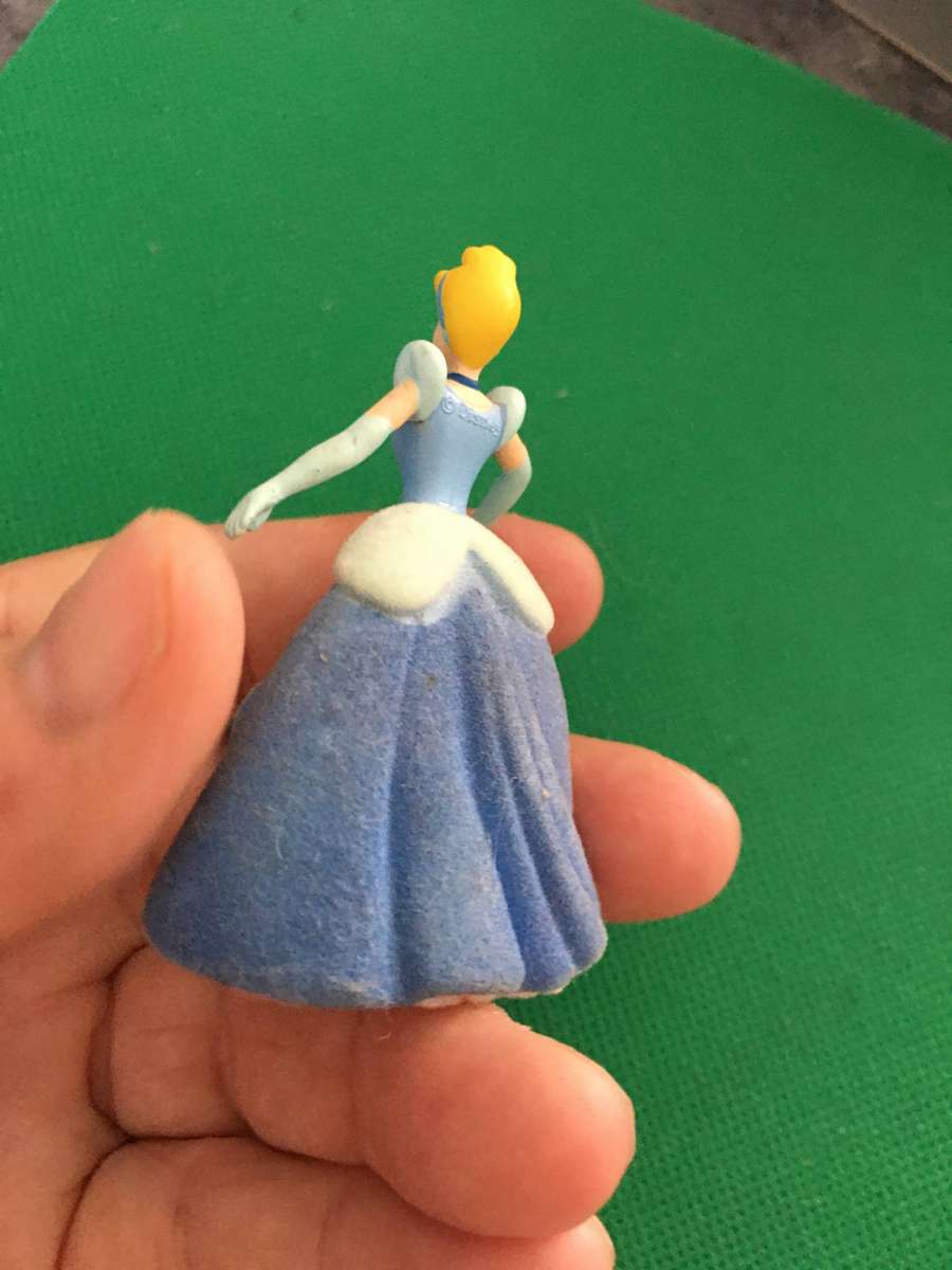 DISNEYS FUZZY FIGURE - CINDARELLA