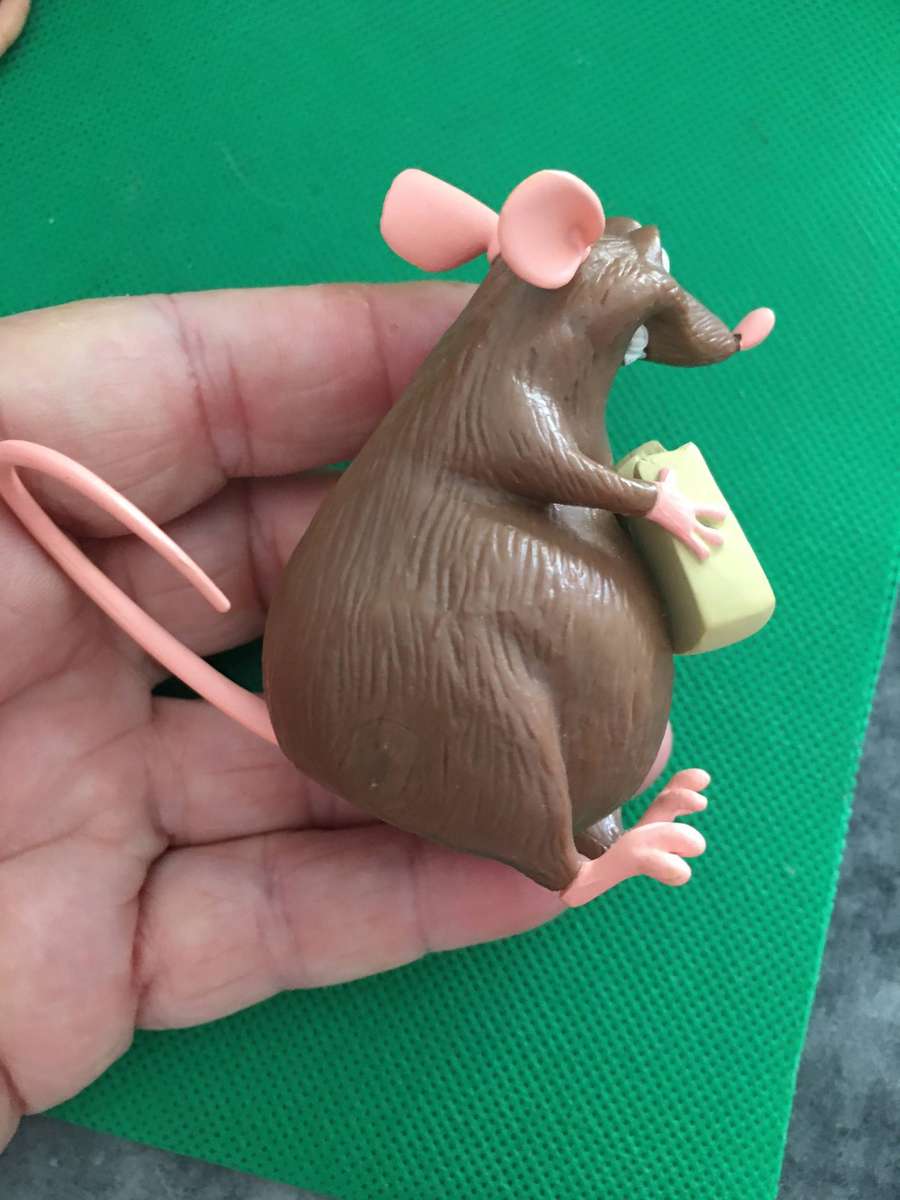 LOVELY DISNEY FIGURERINE RATATOUILLE - EMILE