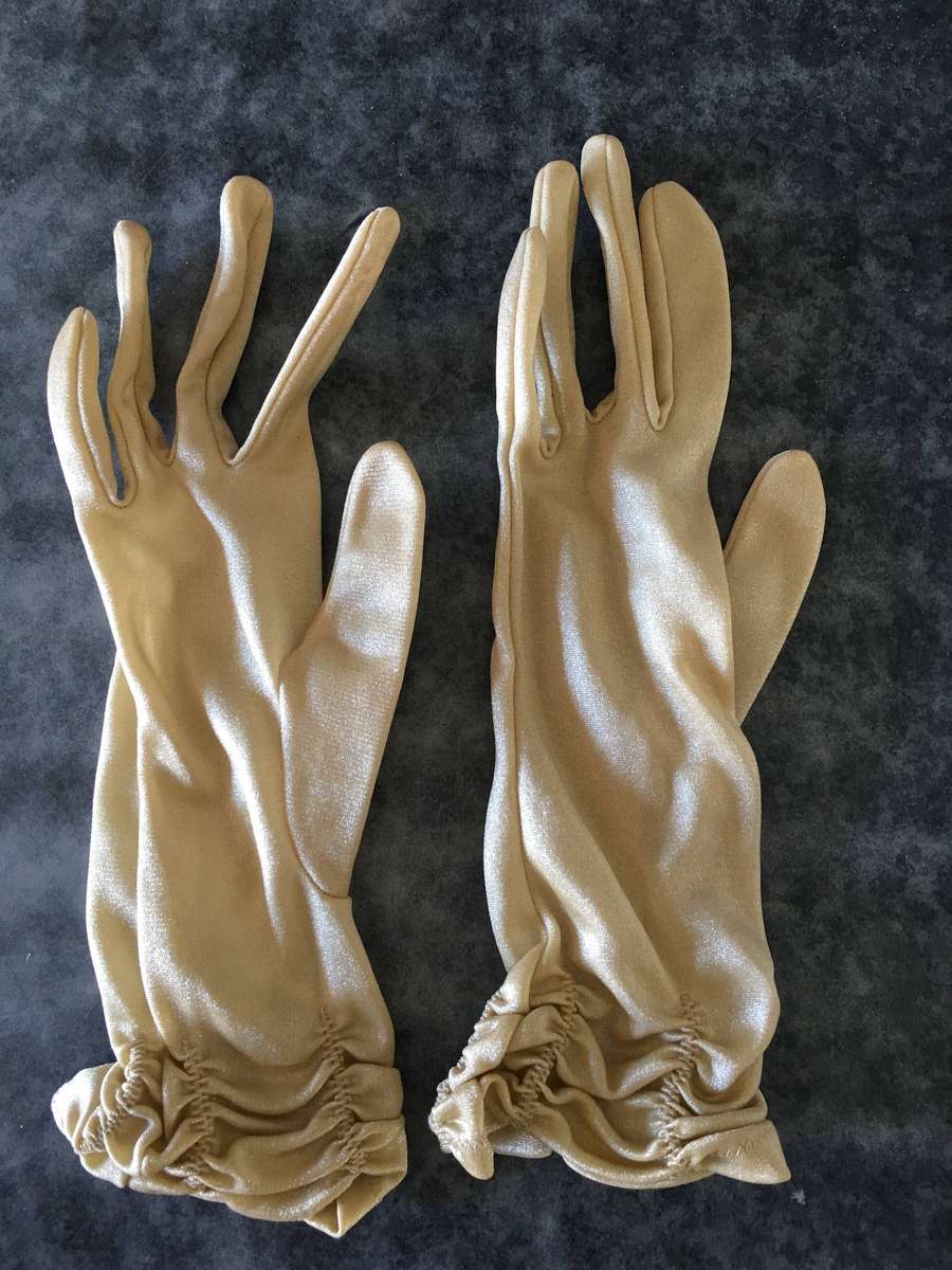 VINTAGE CHAMPAGNE COLOURED GLOVES