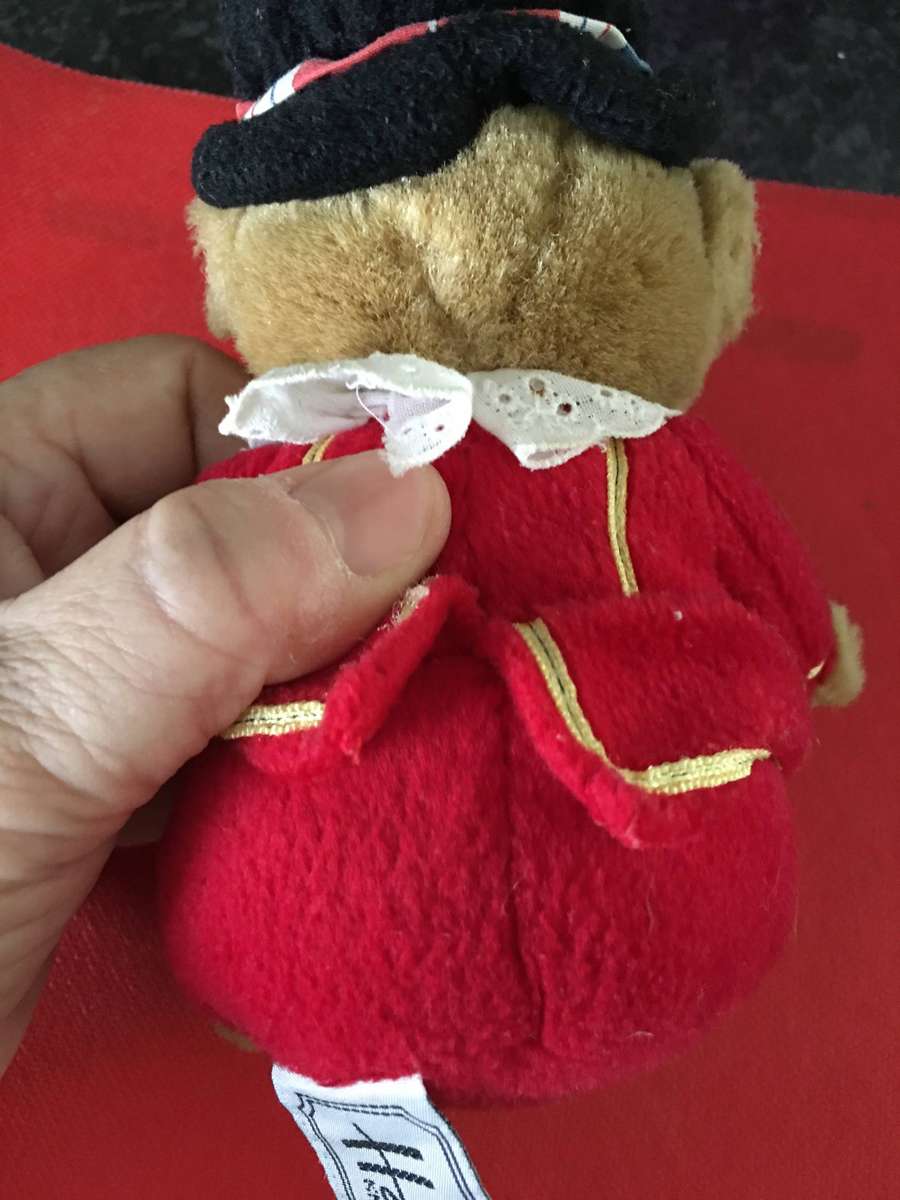 HARRODS PLUSH TEDDY BEAR LONDON ROYAL GUARD KNIGHTSBRIDGE HAT RED UNIFORM