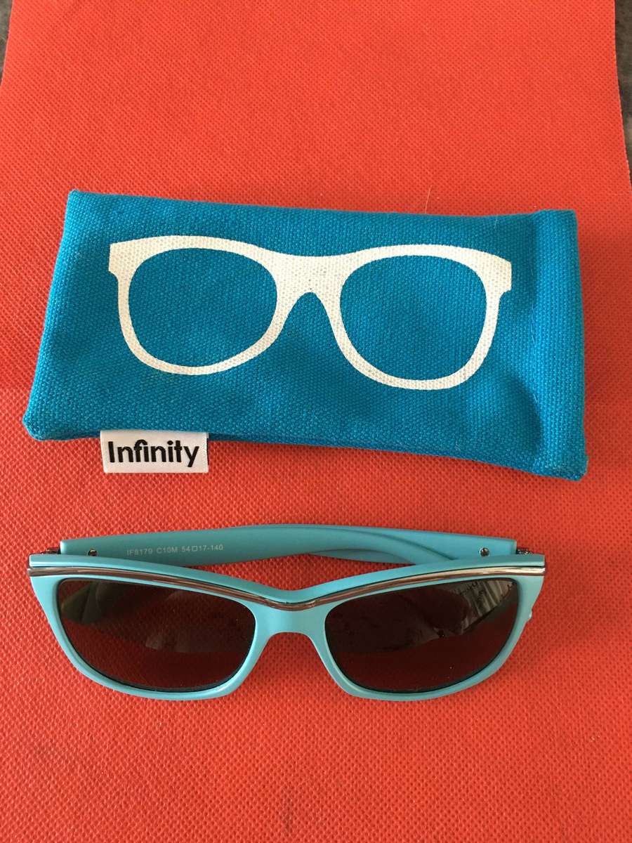 LOVELY INFINITY SUNGLASSES IN POUCH