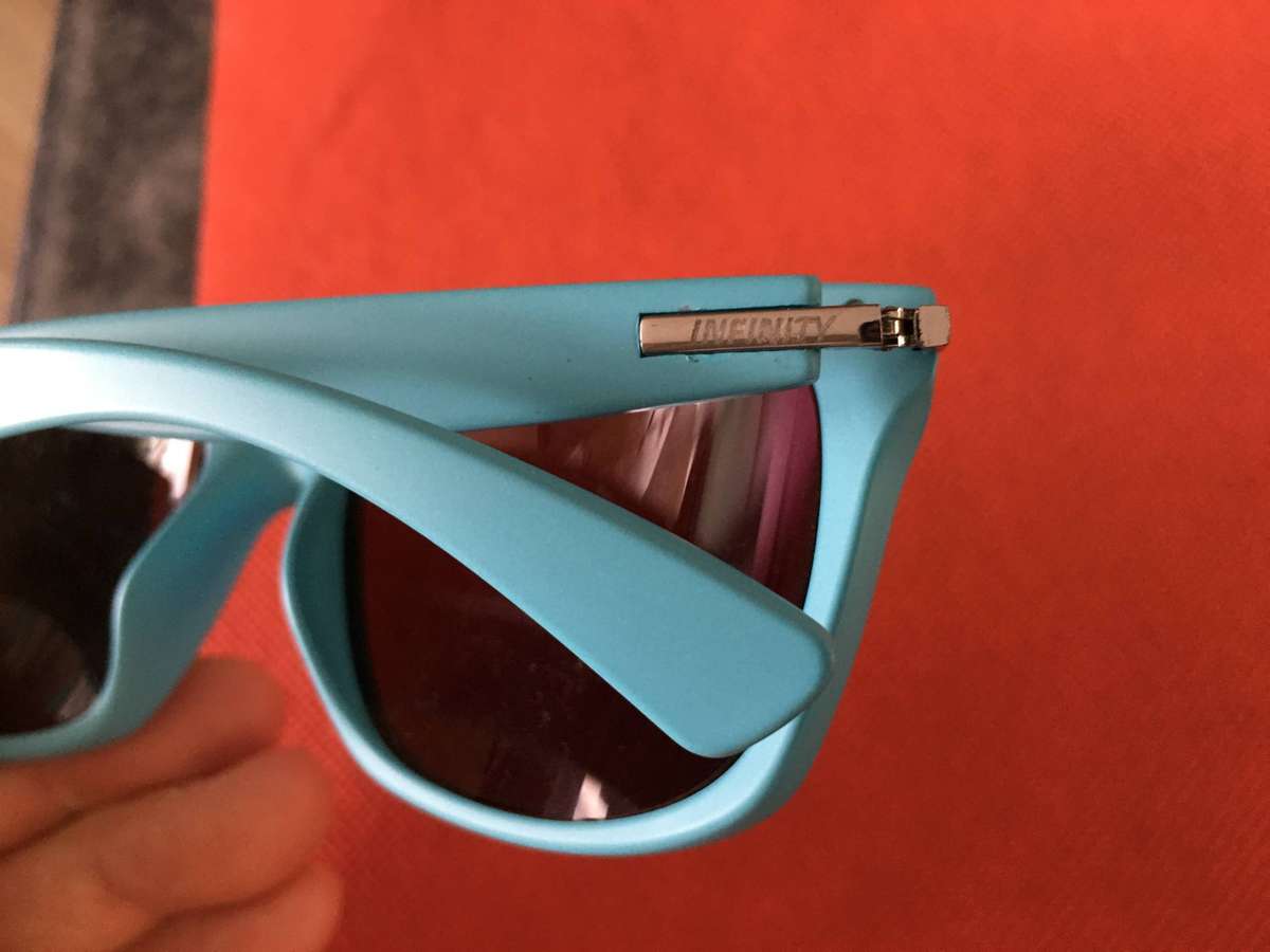 LOVELY INFINITY SUNGLASSES IN POUCH
