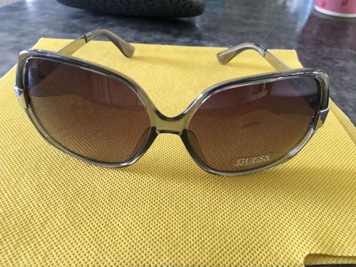LOVELY LADIES GUESS SUNGLASSES IN CASE