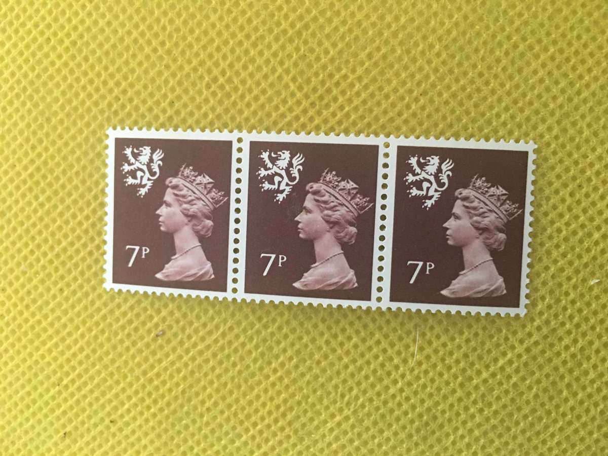 GREAT BRITAIN - SCOTLAND - 7P TRIPLE  STAMPS UNUSED