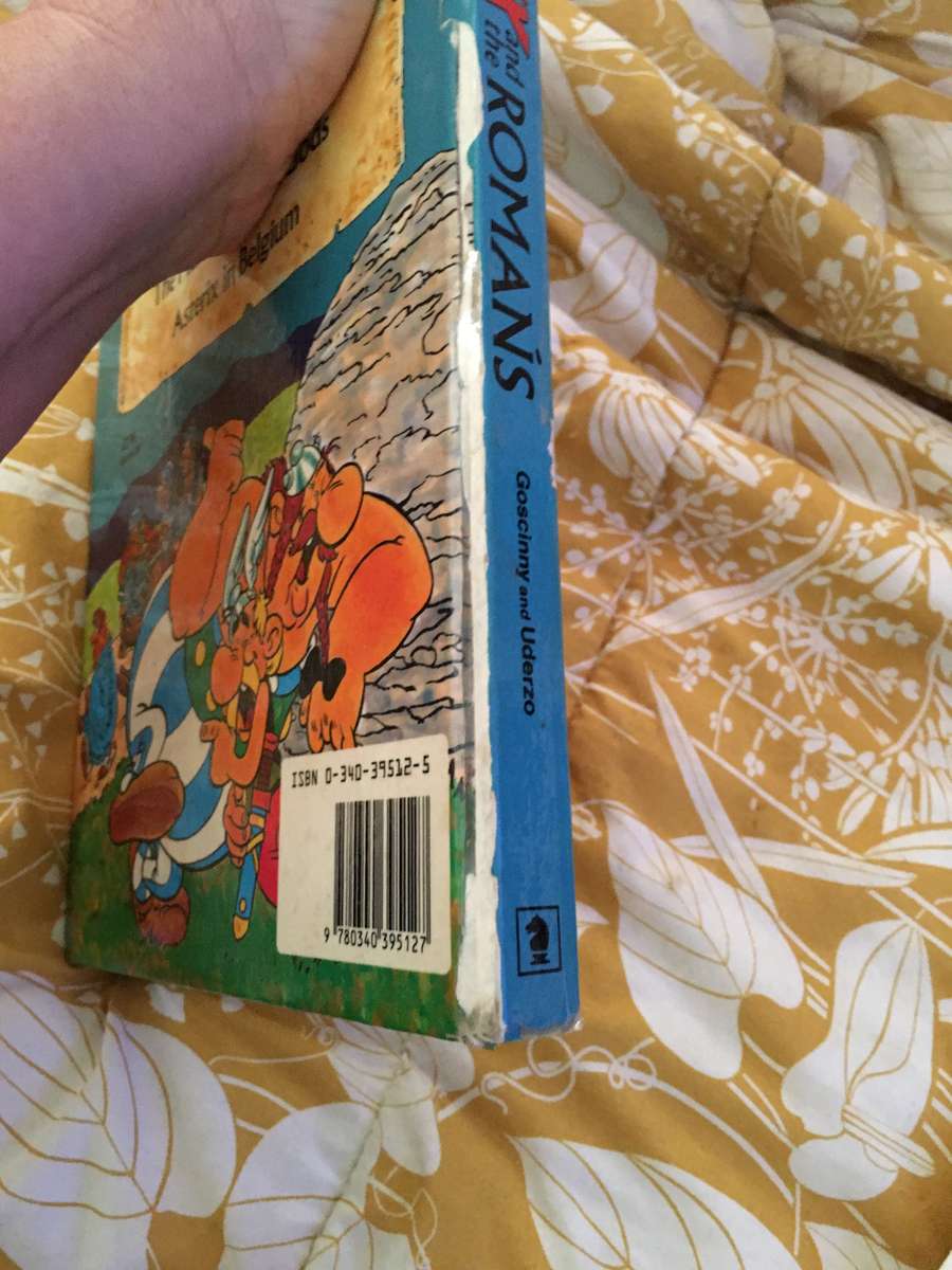 ASTERIX AND ROMANS - HARD COVER - THE OMNIBUS EDITION  - 1986 - PRINTED IN BELGIUM 24 X 18 1/2 CM