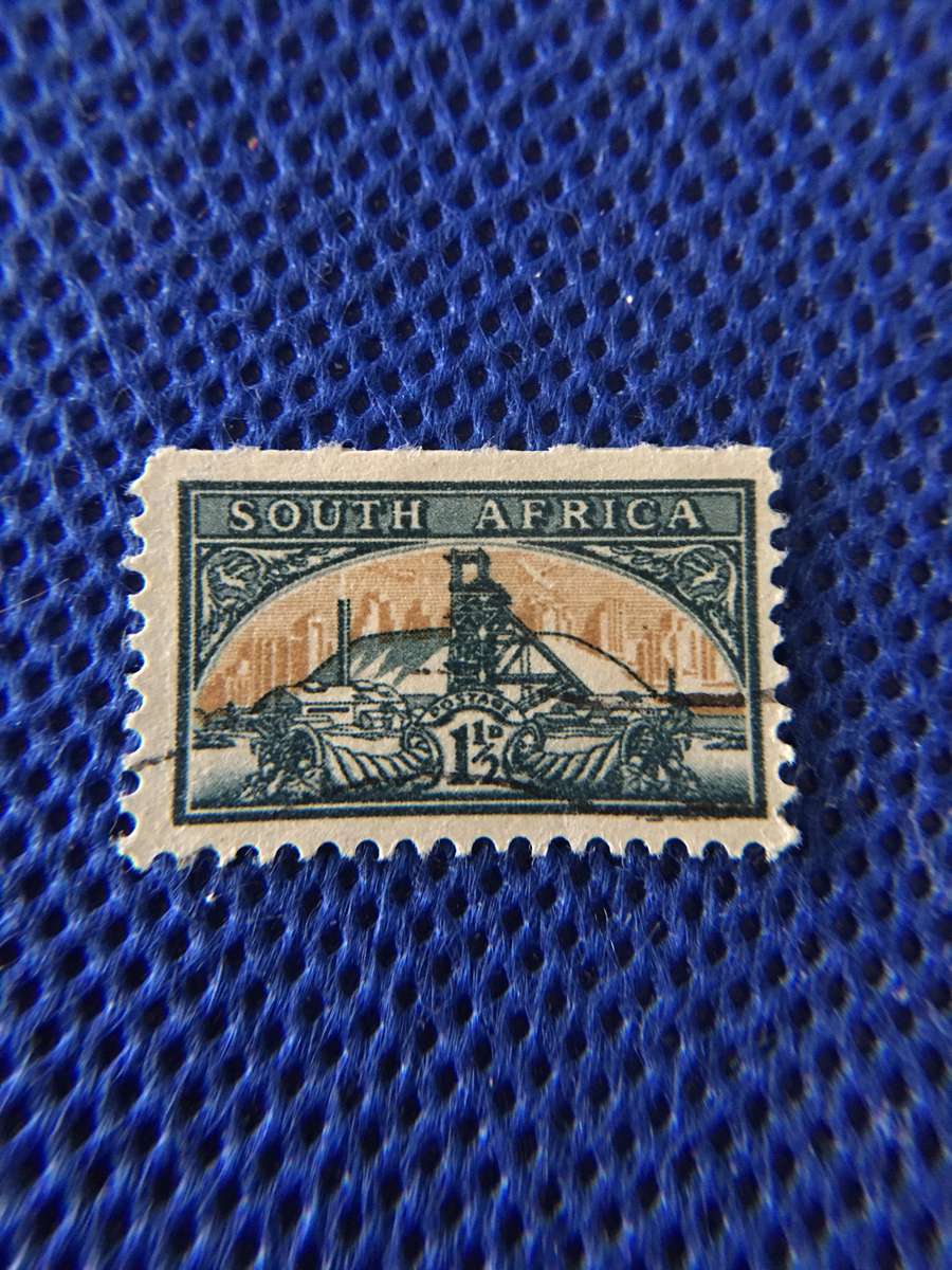 SOUTH AFRICA 1948 SMALL NARROW GOLD MINING STAMP 1 1/2 D
