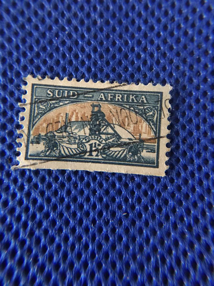 SOUTH AFRICA 1948 SMALL NARROW GOLD MINING STAMP 1 1/2 D